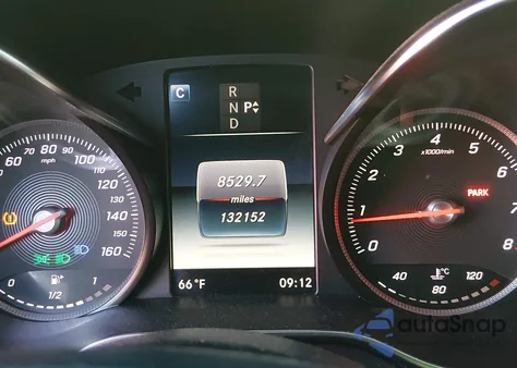 2017 Mercedes-Benz C 300 z USA, uszkodzony, nr VIN 55SWF4JB8HU211538